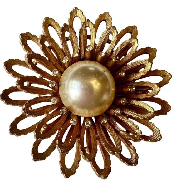 Vintage Jewelry - Vintage 60s-70s Faux Pearl Textured Flower Brooch Pin Gold Tone